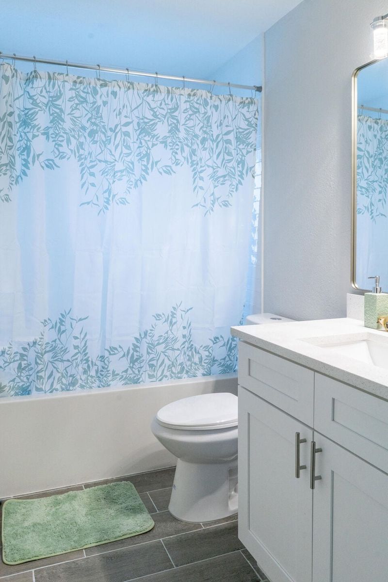 Guest bathroom with shower/tub combo
