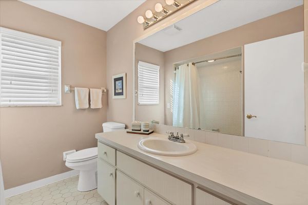 Guest bathroom 2 with shower/tub combo