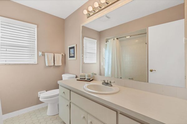 Guest bathroom 2 with shower/tub combo