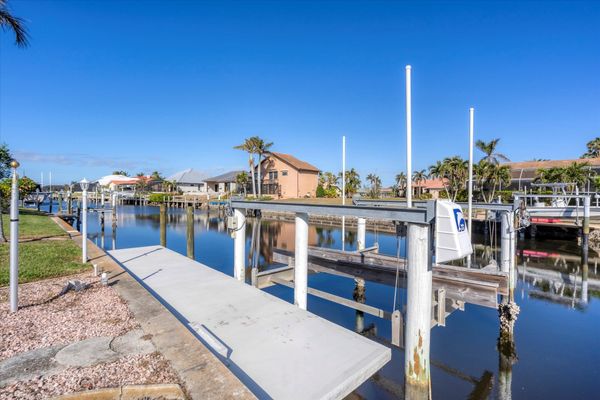 Boat dock: 6' x 26' (Boat lift not available)