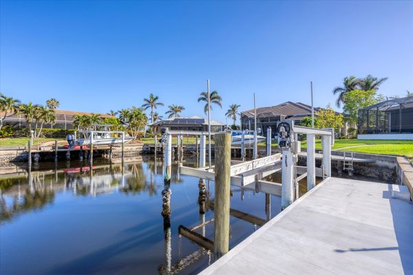 Boat dock: 6' x 26' (Boat lift not available)
