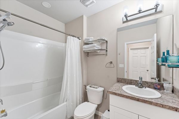 Guest bathroom with shower / tub combo