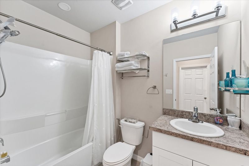 Guest bathroom with shower / tub combo