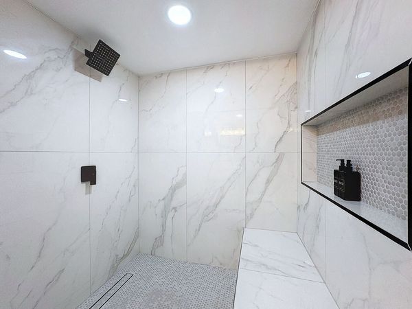 Primary shower with bench