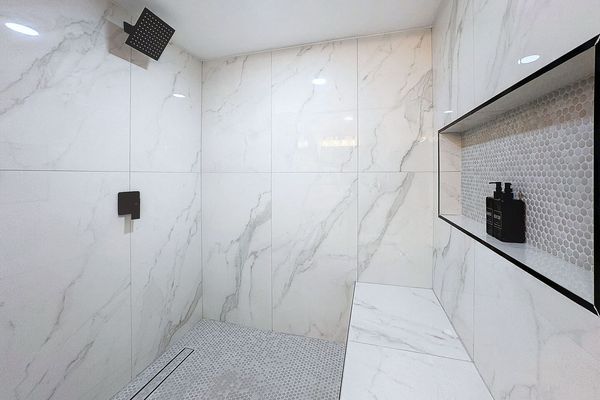 Primary shower with bench