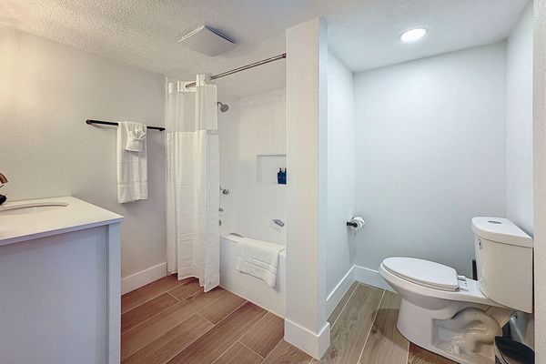 Full hallway bathroom with tub/shower combo