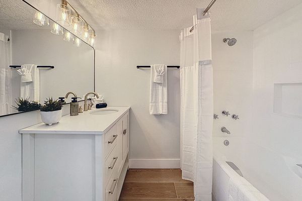 Full hallway bathroom with tub/shower combo