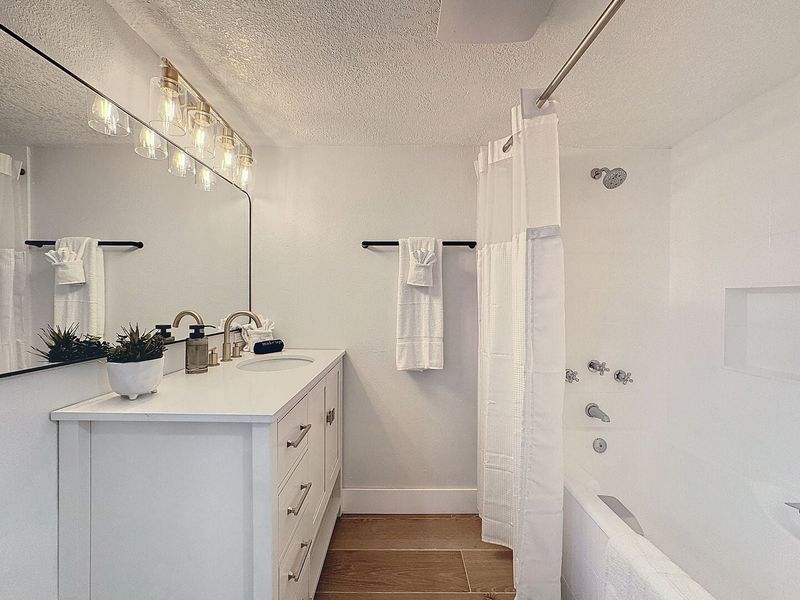 Full hallway bathroom with tub/shower combo