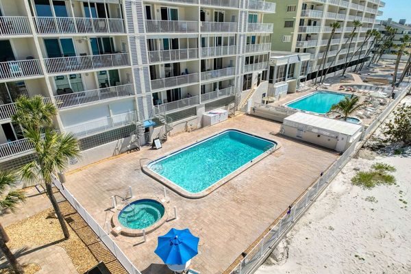 Shared Swimming Pool & Hot Tub