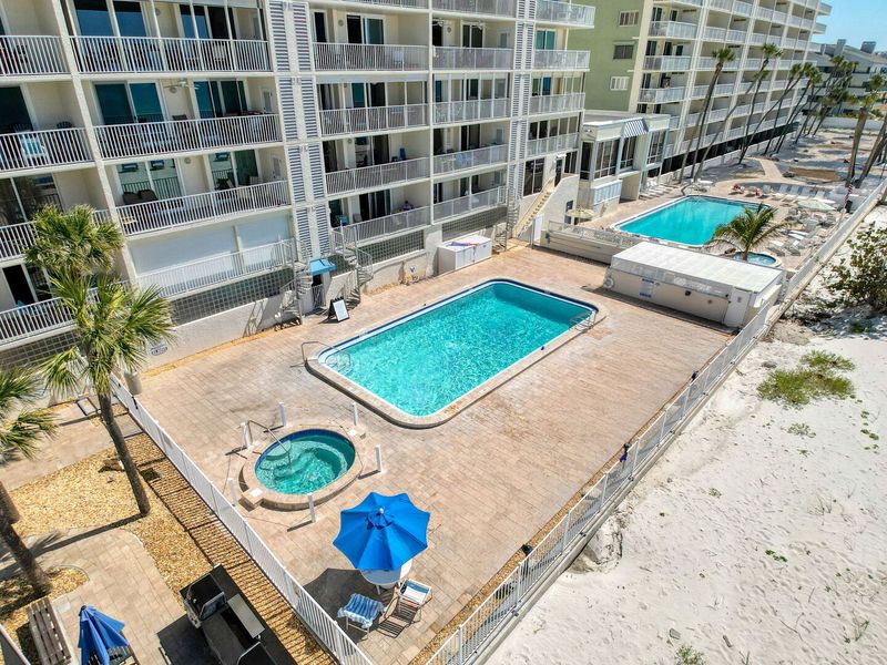 Shared Swimming Pool & Hot Tub