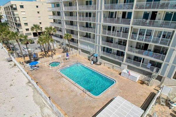 Shared Swimming Pool & Hot Tub