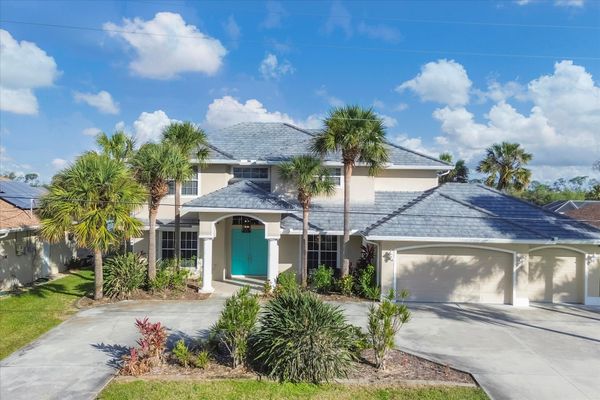 Beautiful 4 bedroom, 3 bathroom waterfront home with private pool in Port Charlotte