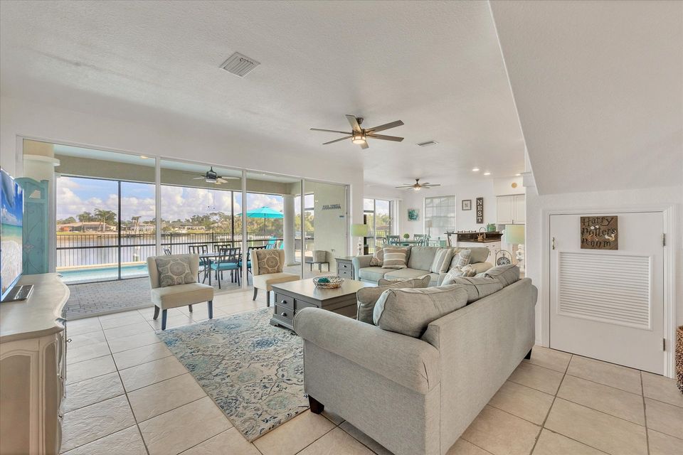 Beautiful 4 bedroom, 3 bathroom waterfront home with private pool in Port Charlotte