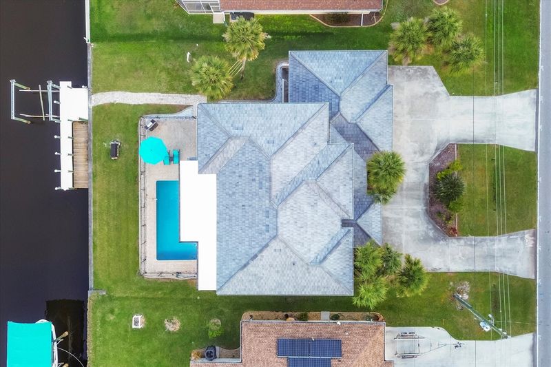 Beautiful 4 bedroom, 3 bathroom waterfront home with private pool in Port Charlotte (Boat lift not available)