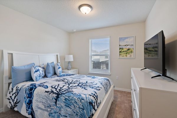 Queen Suite 3 43" Smart TV