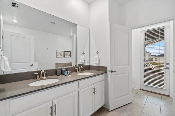 Master King Bathroom 1 Downstairs