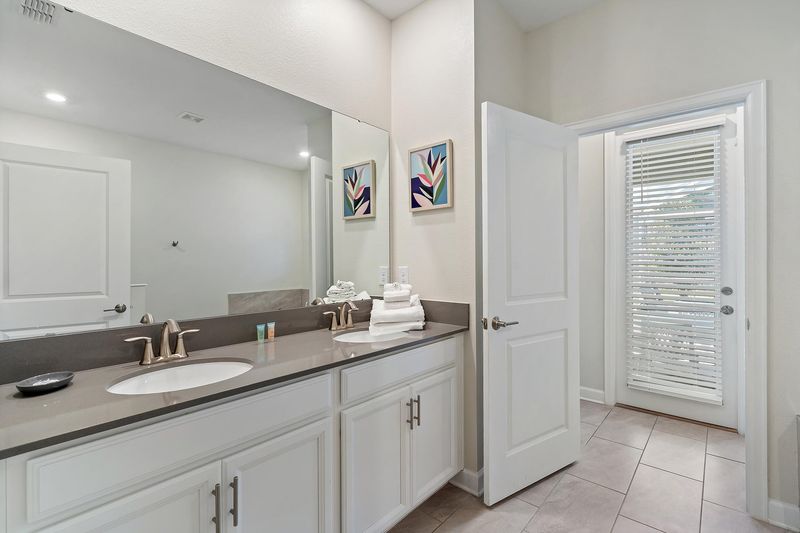 Master King Bathroom 1 Downstairs / Door to Pool