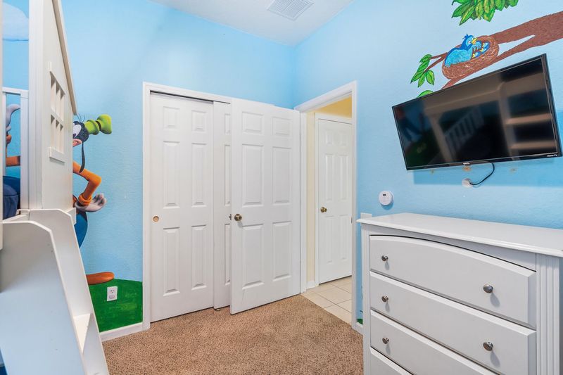 Twin/Twin Bunk Bedroom 3 32" Roku TV