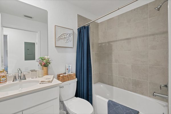Guest bathroom with shower/tub combo