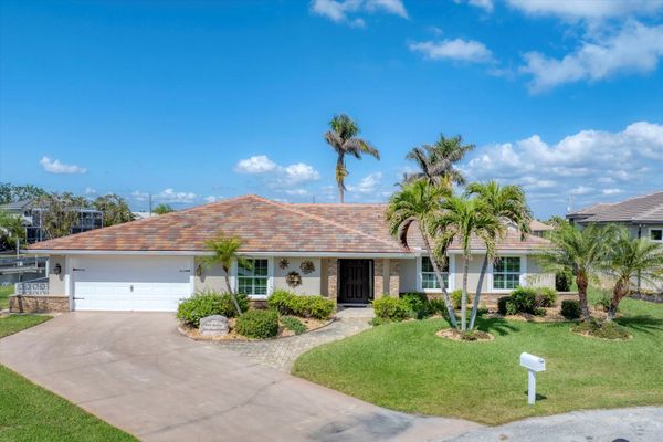 Beautiful Waterfront Home With Private Pool & Spa In Punta Gorda