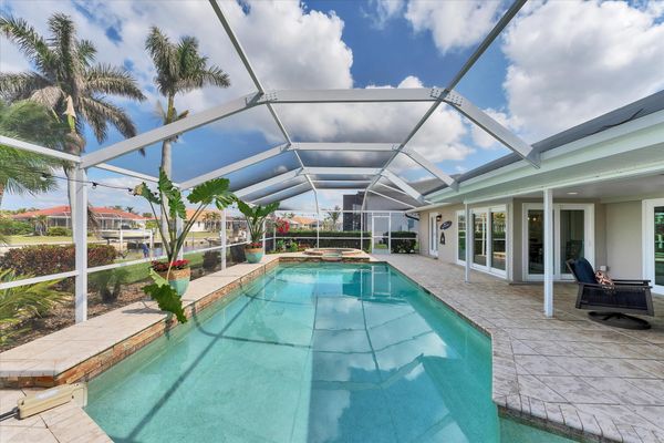 Beautiful Pool & Spa Over Looking The Canal