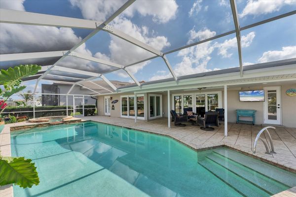 Beautiful Pool & Spa Over Looking The Canal