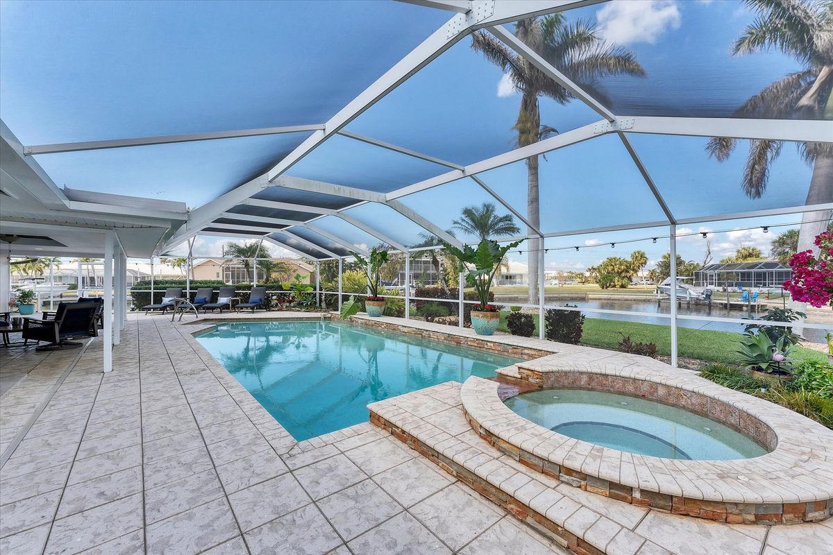 Beautiful Pool Over Looking The Canal (Boat lift not available)