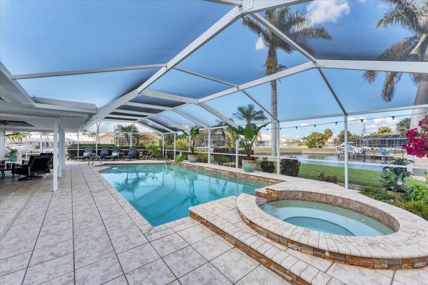 Beautiful Pool Over Looking The Canal (Boat lift not available)