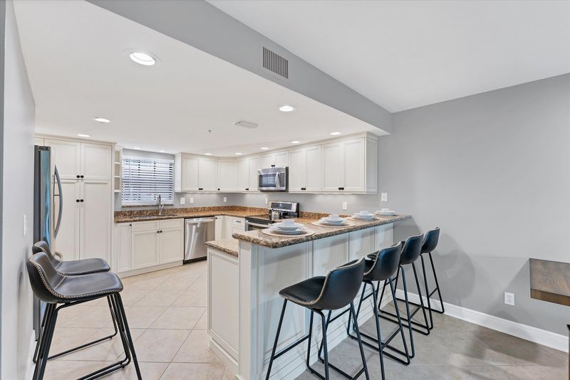Fully Equipment Kitchen. Kitchen island seats 4