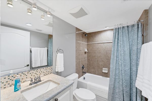 Guest Bathroom with shower/tub combo
