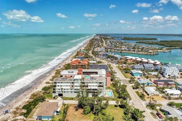 Beautiful 3 bedroom / 2 bathroom condo on Manasota Key