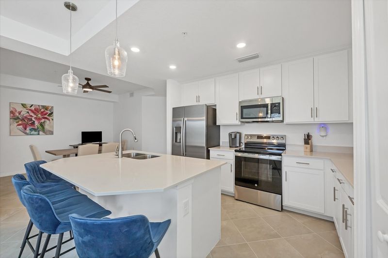 Bright, open, fully-equipped kitchen. kitchen island seats 4