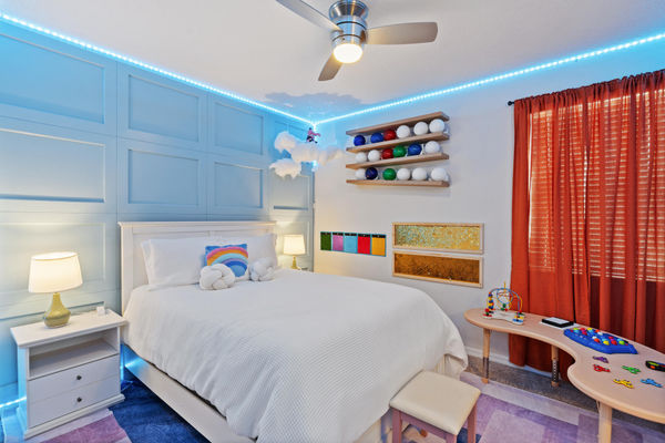 Queen Bedroom 3 Upstairs Shared Bathroom (2)