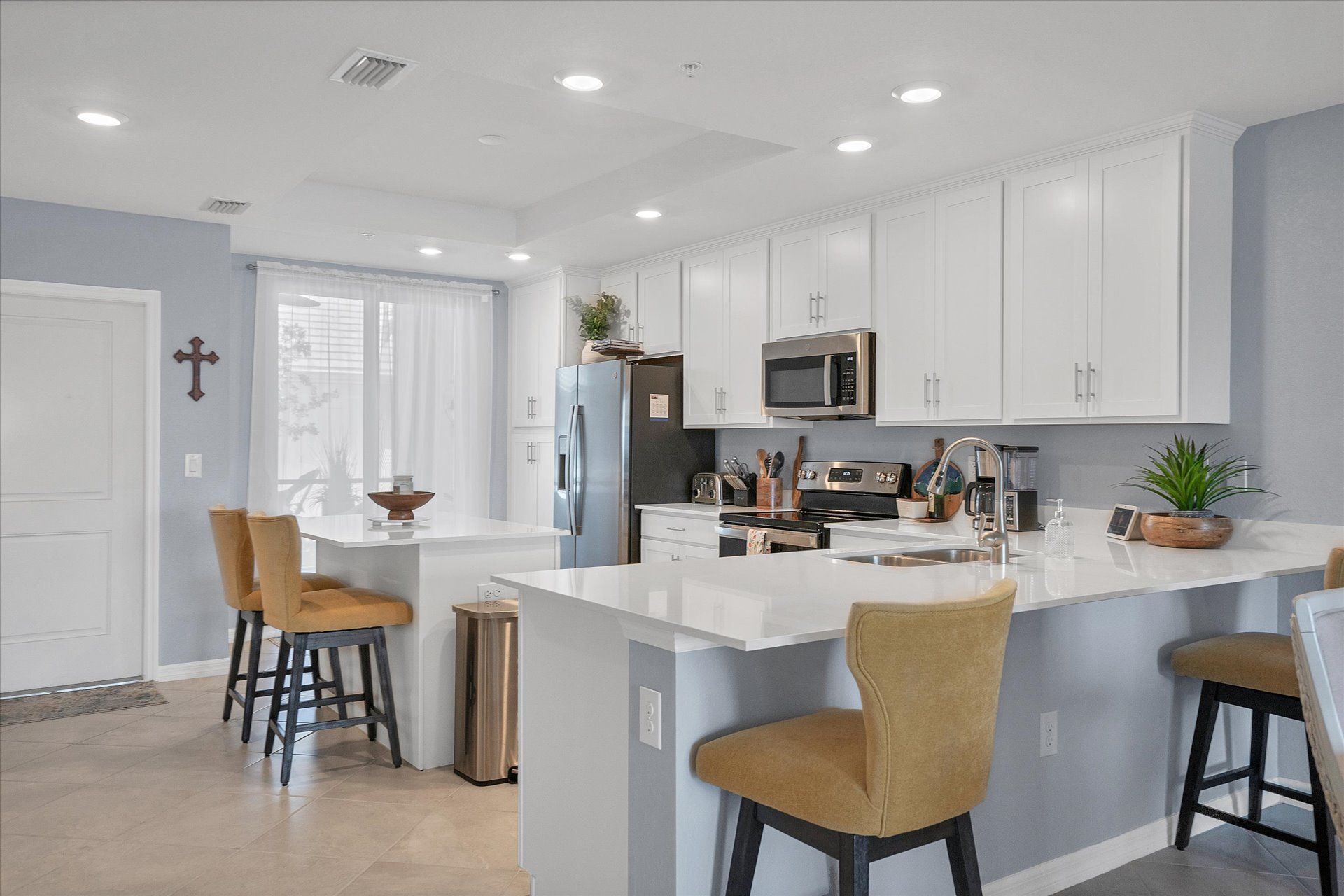 Gorgeous, bright, fully-equipped kitchen with additional seating