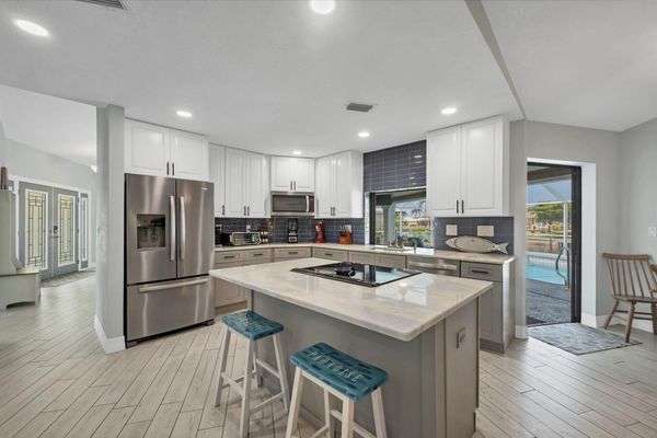 Beautiful, fully-equipped kitchen with new appliances. Kitchen island seats 2