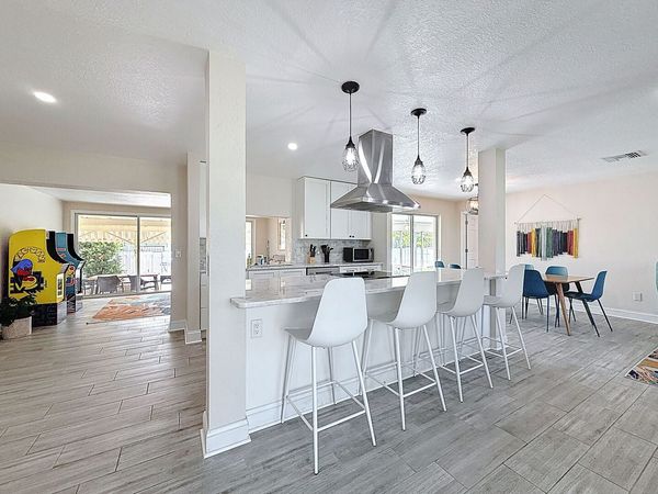 Kitchen Island with 4 bar seats