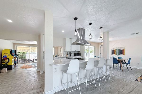 Kitchen Island with 4 bar seats
