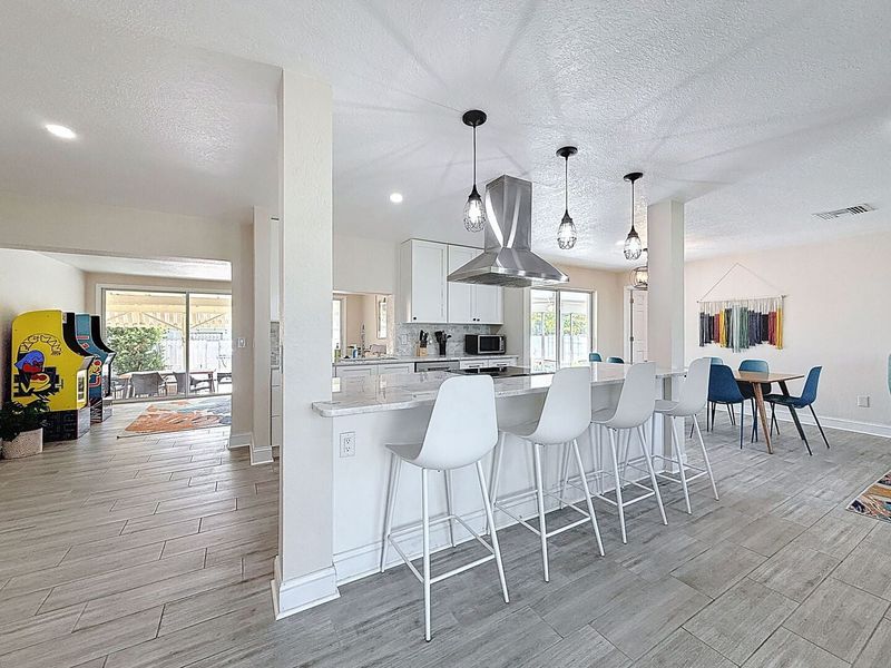 Kitchen Island with 4 bar seats