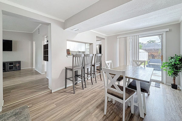 Dining Room & Breakfast Bar