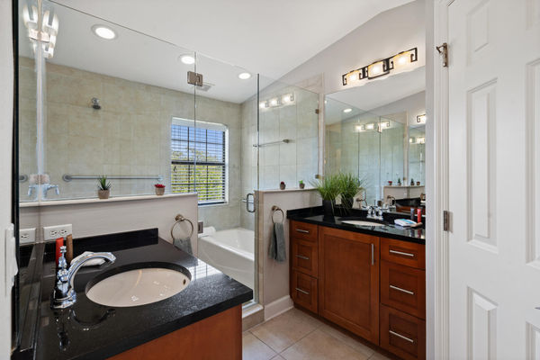 Master King Bathroom 1 4th Floor
Wet Room Shower and Tub