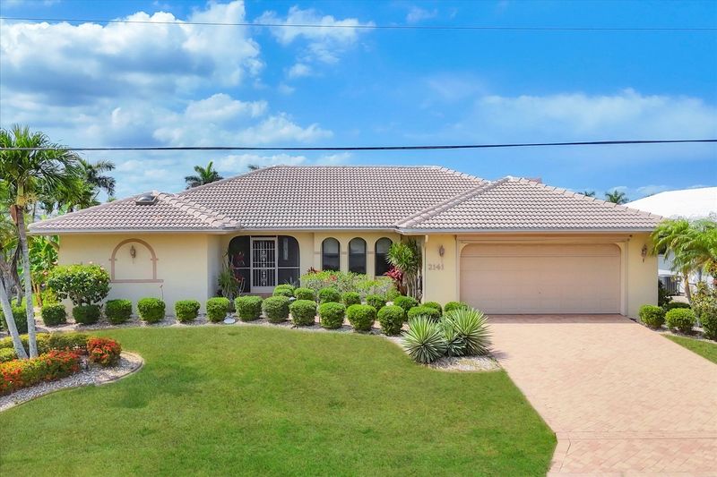 Beautiful 3-Bedroom, 2.5-Bathroom Canal-front home with Private Pool in Punta Gorda Isles