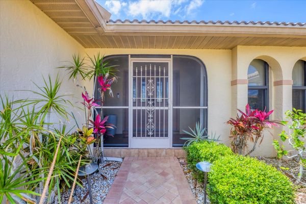 Beautiful 3-Bedroom, 2.5-Bathroom Canal-front home with Private Pool in Punta Gorda Isles