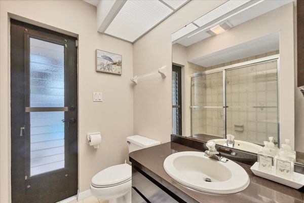 Guest Bathroom with shower/tub combo