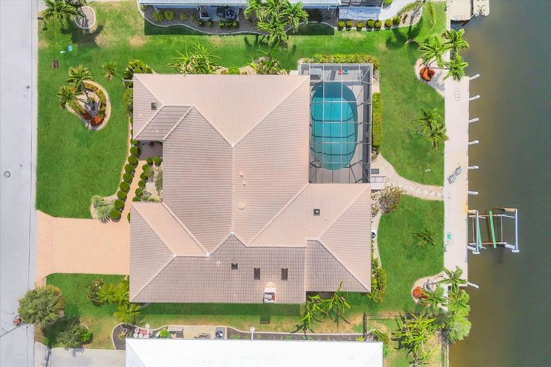 Beautiful 3-Bedroom, 2.5-Bathroom Canal-front home with Private Pool in Punta Gorda Isles (Boat lift not available)