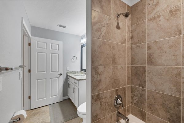 Guest bathroom with shower/tub combo