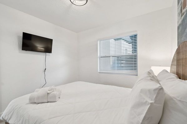 Primary Bedroom - Queen Bed