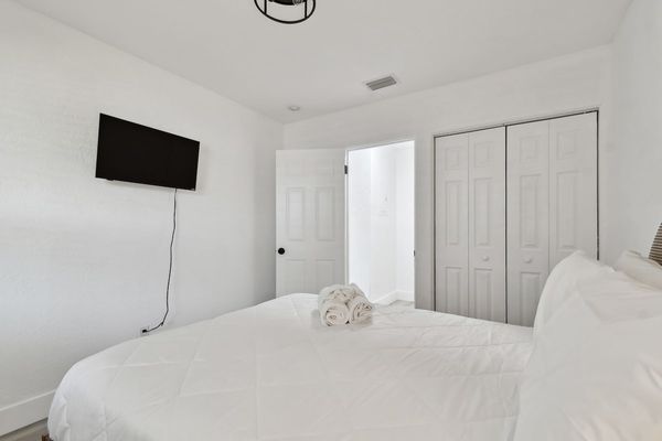 Primary Bedroom - Queen Bed