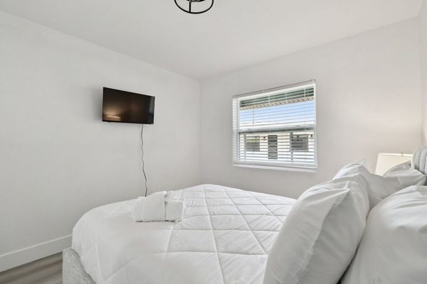 Primary Bedroom - Queen Bed