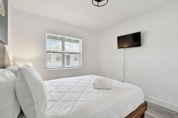 Primary Bedroom - Queen Bed