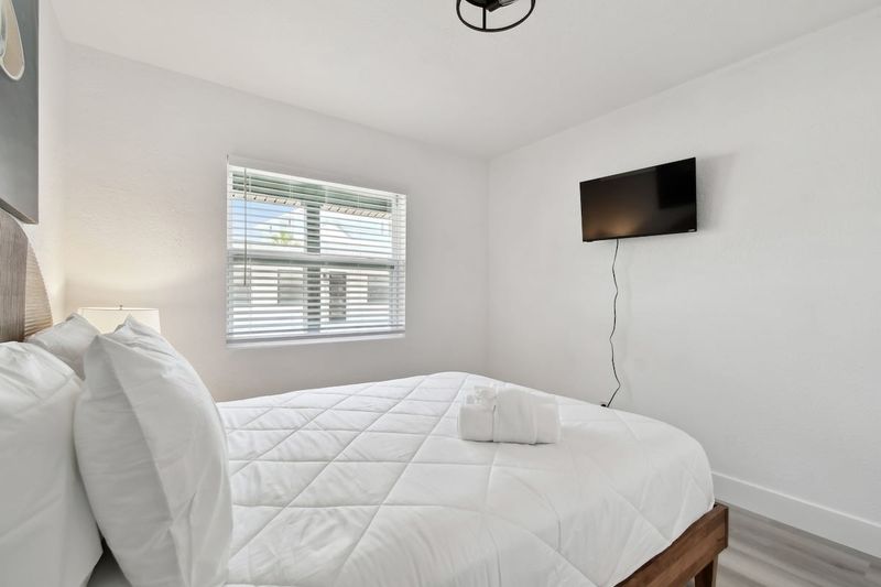 Primary Bedroom - Queen Bed